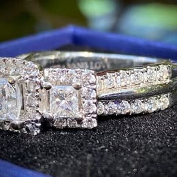 Vera Wang Love Princess Cut 2.33ct Three-Stone Engagement Ring - Picture 4 of 5